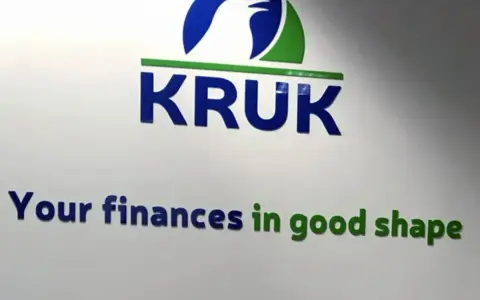 Logo KRUK z hasłem "Your finances in good shape". Firma pomaga w uporządkowaniu zadłużenia.