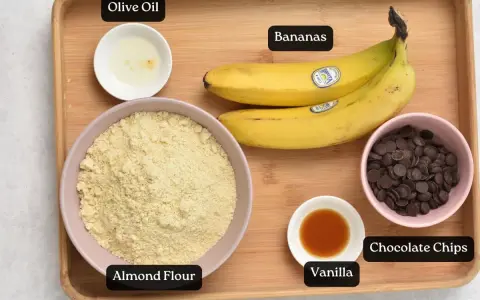 Ingredienti per biscotti senza zucchero: farina di mandorle, banane, gocce di cioccolato, olio d'oliva, vaniglia.