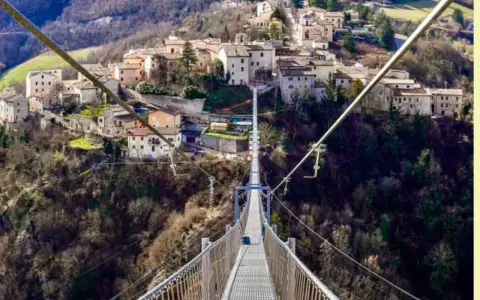Ponte tibetano delle Marche, un'avventura sospesa sopra un borgo incantevole.