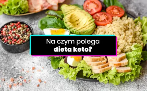 Kolorowa sałatka z awokado, pomidorami, jajkiem i kurczakiem. Idealna na keto dietę.