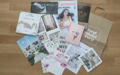 Materiały z targów ślubnych: magazyny, zaproszenia, zdjęcia i torba z napisem "Targi Młodej Pary".