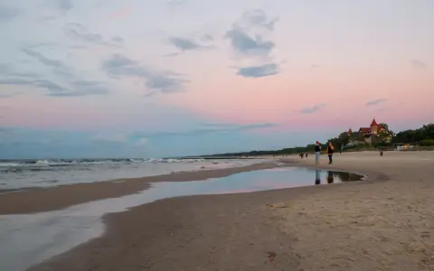 Zachód słońca nad morzem w Łebie. Spacer po plaży, romantyczne widoki, idealne łeba atrakcje dla dorosłych.