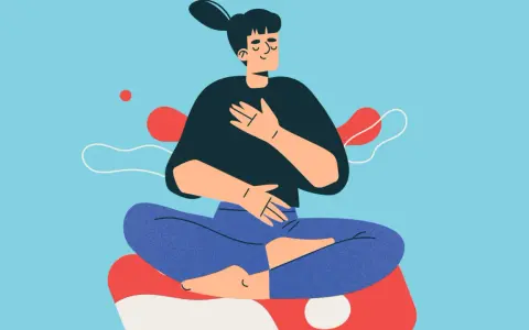 En person med slutna ögon sitter i meditationsställning, med händerna över bröstet och magen. En påminnelse om att kroppen talar till dig.