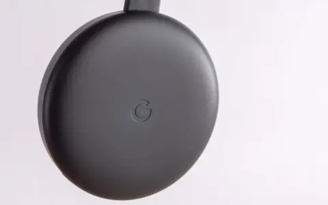 Schwarzer Google Chromecast mit G-Logo. Bereit für ein Chromecast resetten.