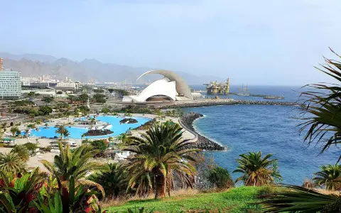 Widok na Auditorium w Santa Cruz de Tenerife, baseny, port i góry. Idealne miejsce, by zobaczyć, co oferuje miasto.