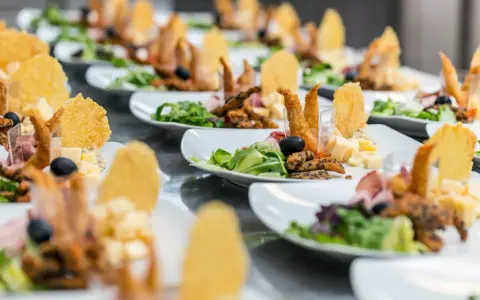 Ile dać na obiad weselny? Sprawdź idealne menu na wesele