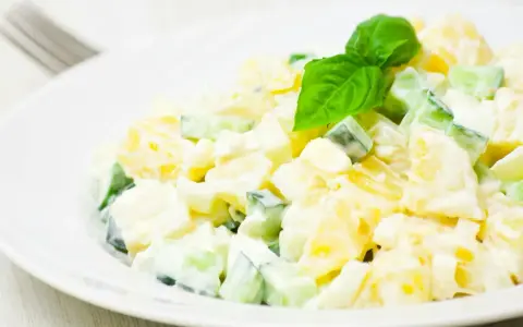 Ein cremiger Kartoffel-Gurken-Salat, garniert mit Basilikum. Perfekt für ein leichtes Mittagessen oder als Beilage. Dieses Kartoffel Gurken Salat Rezept ist ein Klassiker.