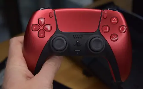 Czerwony kontroler DualSense. Czy gry z PS3 działają na PS5? Niestety, nie ma oficjalnego wsparcia.
