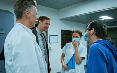 Tuva Novotny och Alexander Skarsgård i samtal med sjukhuspersonal.