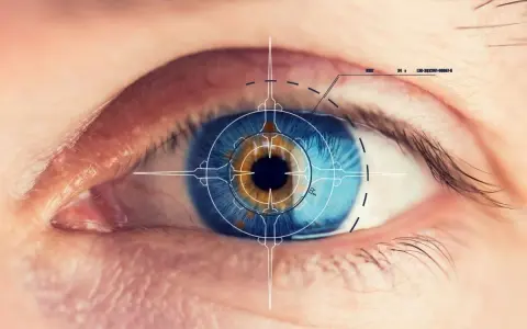 Occhio umano con reticolo futuristico sovrapposto, che simboleggia la ricerca di cure per la distrofia epr.