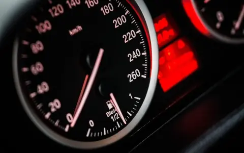 Wskaźnik paliwa w dieslu pokazuje połowę baku. Zastanawiasz się, ile pali diesel na 100km?