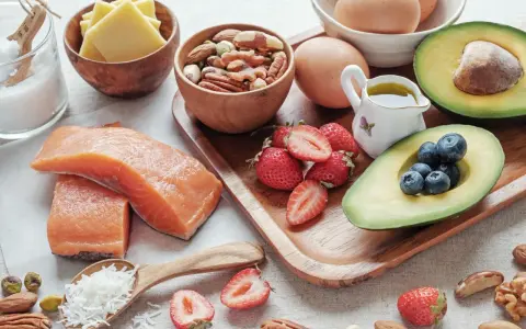 Łosoś, awokado, jajka, orzechy, jagody i truskawki – idealne składniki na dietę niskowęglowodanową.