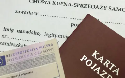 Umowa kupna-sprzedaży samochodu z wyłączeniem rękojmi, obok karta pojazdu i pozwolenie czasowe.