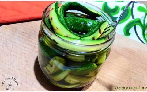 Barattolo di zucchine sott'olio, pronte per essere gustate.