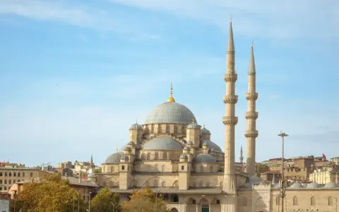 Majestatyczny meczet z kopułami i minaretami, górujący nad miastem. Widok na Złoty Róg w Stambule.