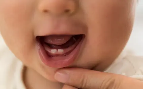 Skuteczne metody na ząbkowanie u niemowlaka, które przynoszą ulgę