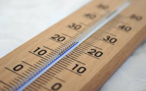 Drewniany termometr pokazuje temperaturę ok. 10°C. Sprawdzam, jaka jest minimalna temperatura w mieszkaniu przepisy.