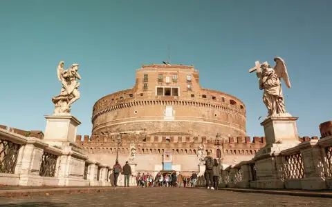 Ponte Sant'Angelo con statue di angeli e Castel Sant'Angelo, un tempo prigioni, sullo sfondo.