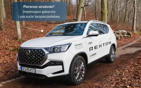 Biały Rexton na leśnej drodze. Imponujące gabaryty i poczucie bezpieczeństwa tego SUV-a robią wrażenie.