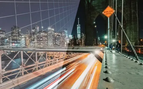 Nocny Nowy Jork z widokiem na Brooklyn Bridge. Efekt 3d lut dodaje głębi miejskiemu krajobrazowi, podkreślając światła samochodów i budynków.