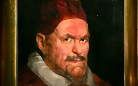 Portret papieża Innocentego X, namalowany z wyrazistym spojrzeniem i w charakterystycznym nakryciu głowy.