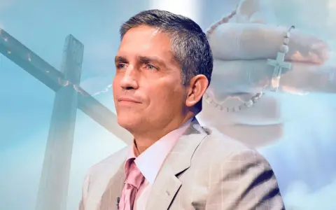 Jim Caviezel nawrócenie: aktor z różańcem i krzyżem w tle, symbol jego wiary.