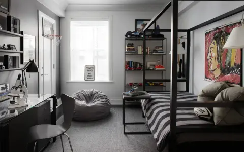 Habitaciones juveniles modernas con cama de dosel, escritorio, balón de rugby y decoración temática de coches.