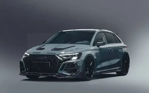 Agresywny Audi RS3 w szarym kolorze, z masywnym grillem i sportowymi dodatkami. Sprawdź, jaka jest audi rs3 cena i czy warto zainwestować w ten samochód.