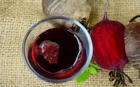 Dlaczego sok z buraków musi odstac? Odkryj jego ukryte korzyści