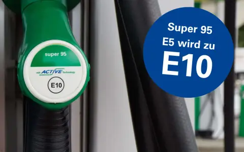 Grüner Zapfhahn mit "super 95" und "E10" Kennzeichnung. Blauer Kreis: "Super 95 E5 wird zu E10".