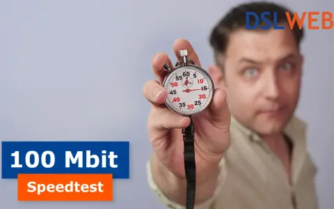 Mann hält Stoppuhr, die 100 Mbit/s Speedtest symbolisiert. DSLWEB Logo im Hintergrund.