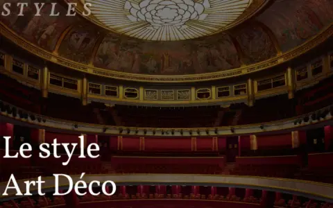 Intérieur d'un théâtre orné, avec des fresques au plafond et des sièges rouges. Un style Art Déco pour une soirée inoubliable.