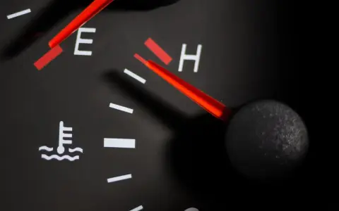 Voyant liquide de refroidissement : les gestes qui sauvent votre moteur