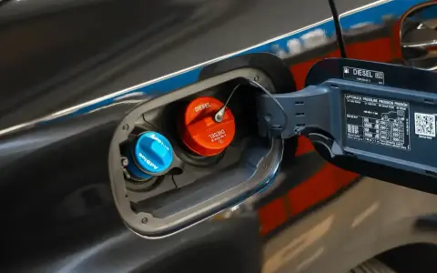 Po dolaniu AdBlue kontrolka nie gaśnie. Widoczne są korki wlewu paliwa: niebieski AdBlue i pomarańczowy Diesel.