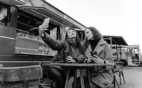 Momento perfetto per una foto da fare con la bff, con caffè e un sorriso davanti al food truck.