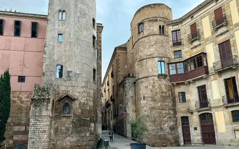 Kamienne wieże i kamienice tworzą urokliwą atmosferę w dzielnicy gotyckiej Barcelony.