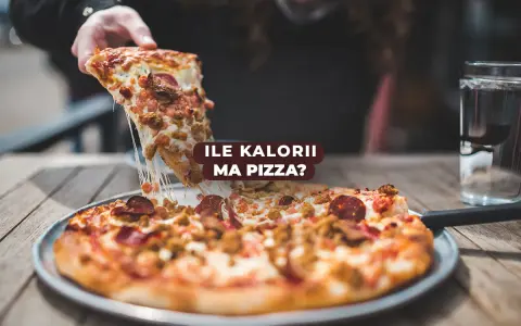 Pyszna pizza neapolitańska z ciągnącym serem, na której widać tekst "Ile kalorii ma pizza?".