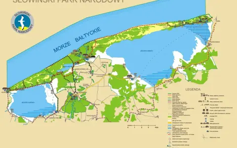 Mapa Słowińskiego Parku Narodowego z zaznaczonymi jeziorami, morzem, wydmami i szlakami turystycznymi.