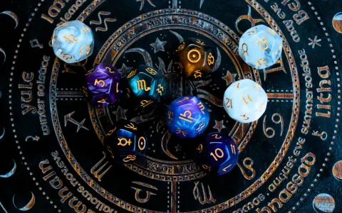 Kolorowe kości do gry na tle zodiaku. Czy to zapowiedź horoskopu tygodniowego dla Wagi?