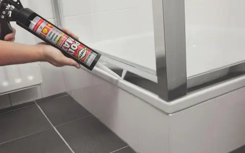 Applicazione di silicone per box doccia, sigillando la base per prevenire infiltrazioni d'acqua.
