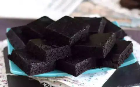 Mörka, saftiga bitar av oreo kaka recept, staplade på en ljusblå tallrik. Perfekt för fikat!