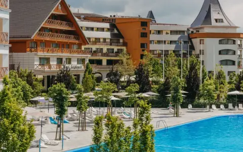 Nowoczesny hotel Gołębiewski w Karpaczu, z basenem i leżakami, zachęca do wypoczynku.