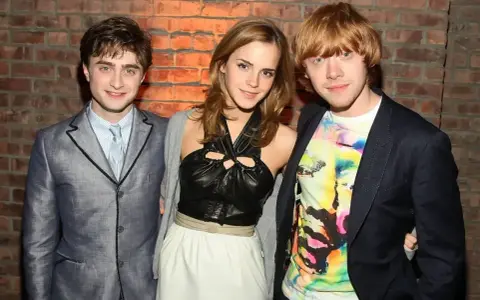 Daniel Radcliffe, Emma Watson i Rupert Grint świętują urodziny Harry'ego Pottera.