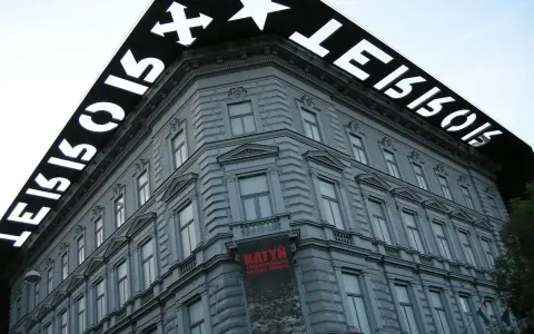 Budapeszteńskie muzeum terroru. Na dachu budynku widnieje napis "TERROR" odwrócony.
