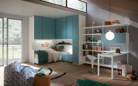 Camerette immagini: letto singolo, armadio azzurro, scrivania, libreria e pouf in un ambiente luminoso e moderno.
