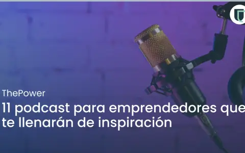Micrófono de estudio y auriculares, listos para grabar un podcast emprendimiento que inspira.