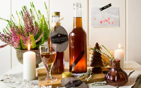 Selbstgemachter Bierlikör mit Liebe gebraut, dekoriert mit Heidekraut und Kerzen. Ein gemütlicher Genuss.