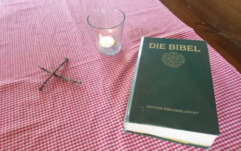 Ein Kreuz aus Zweigen, eine Kerze und die Bibel, die uns an Jesaja 43,19 erinnert: "Siehe, ich will ein Neues machen.