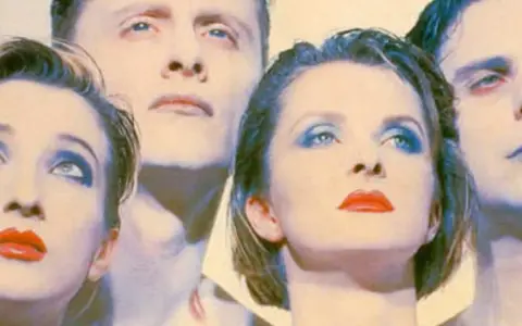 Visages stylisés d'un groupe allemand des années 80, maquillage audacieux, regards tournés vers le ciel.