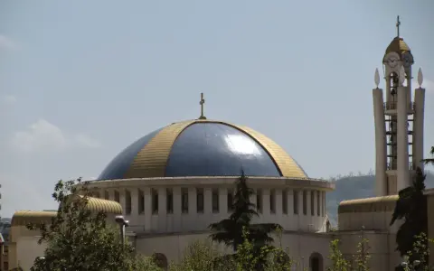 Imponująca kopuła i wieża kościelna w Albanii, symbolizujące bogactwo religii w tym kraju.